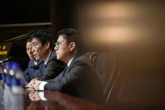 尽管得到了费兰-托雷斯的公开支持，但是包括莱万、京多安、德容、特尔施特根在内的关键球员对哈维的管理感到不满，包括他的执教方法，尤其是哈维在战术上缺少解决方案。